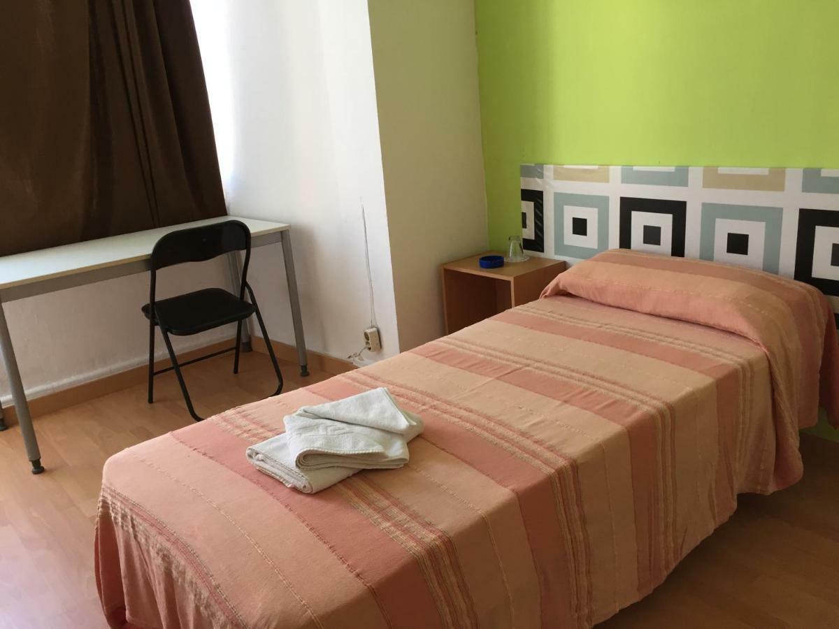 Pension Alberdi Βαρκελώνη Εξωτερικό φωτογραφία